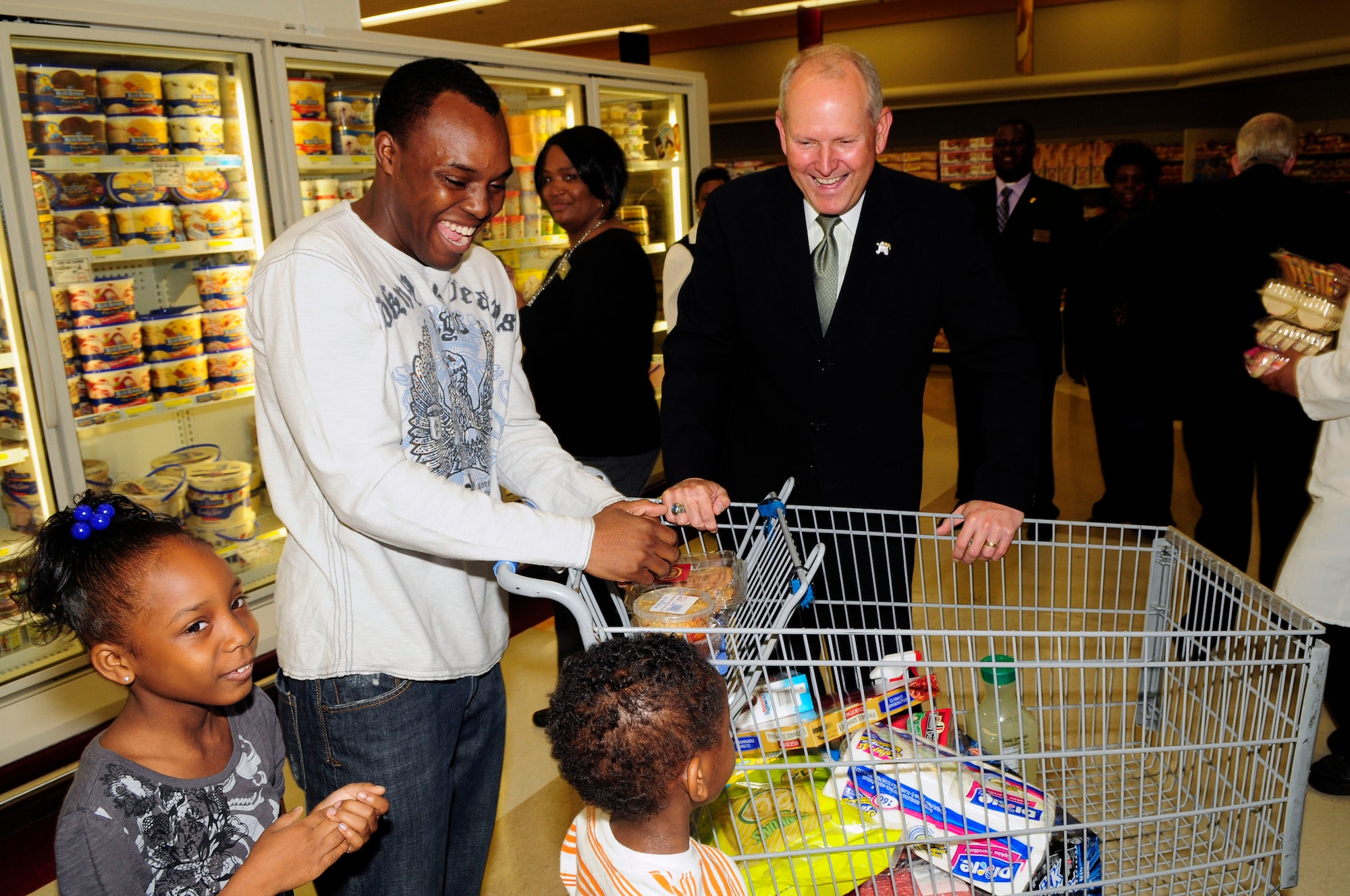 Philip Sakowitz, Jr., director and chief executive officer of the Defense Commissary Agency, visits with Navy Petty Officer 1st Class Gavin Irby and his two children, Asia, 7, and Jabari, 5, April 24 at the Bolling Air Force Base Commissary. Mr. Sakowitz took the day to visit Air Force commissaries in the National Capital Region. (U.S. Air Force photo by Staff Sgt. Raymond Mills)