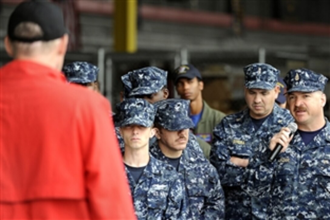 Deputy Defense Secretary William J. Lynn III talks with U.S. Navy personnel from Helicopter Squadrons 15 and 6 while visiting Naval Air Station North Island, Calif., April 26, 2010.