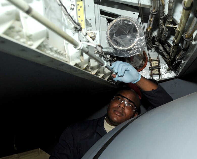 Hydraulics systems Airmen repair aircraft > McConnell Air Force Base