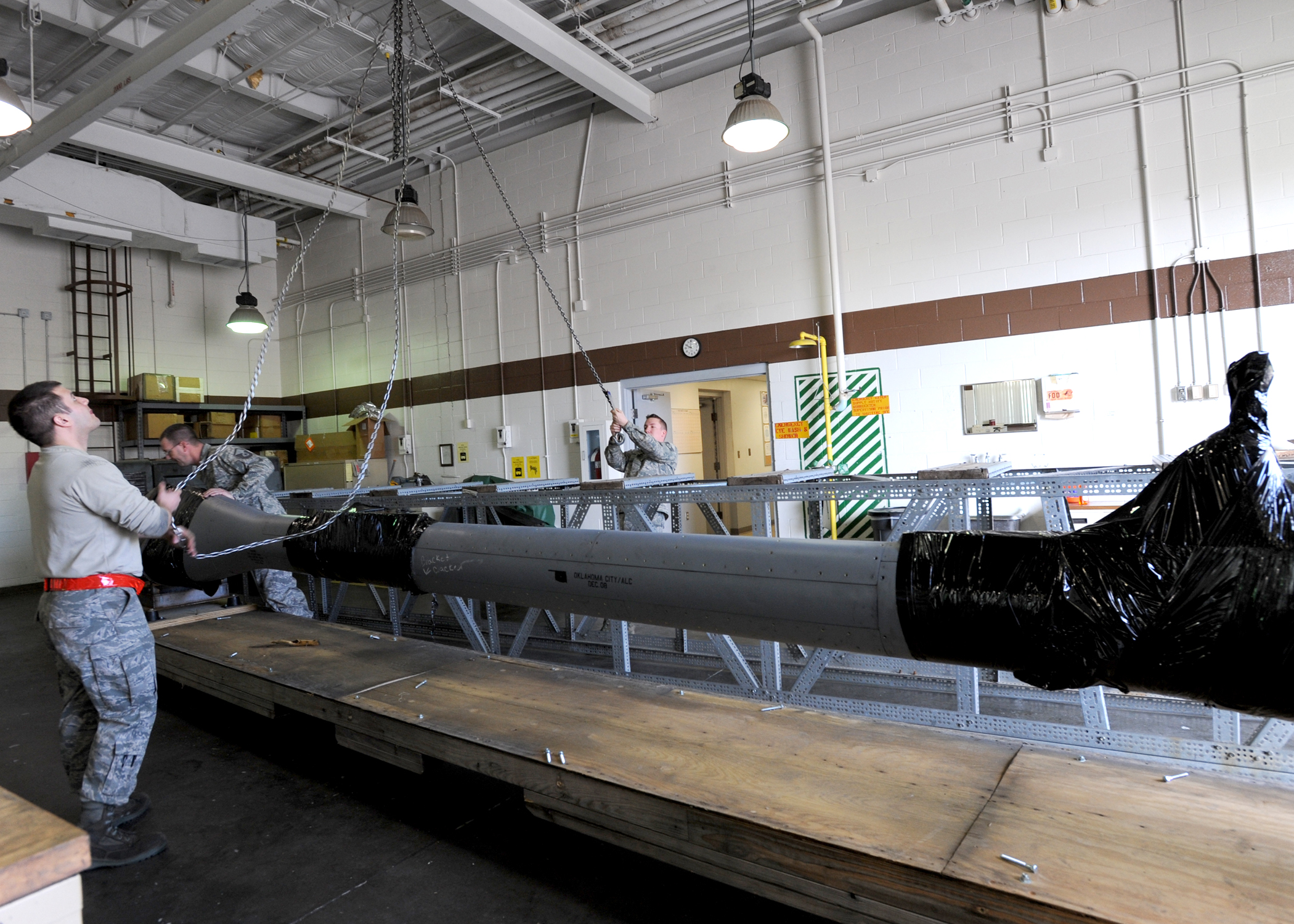 Hydraulics systems Airmen repair aircraft > McConnell Air Force Base
