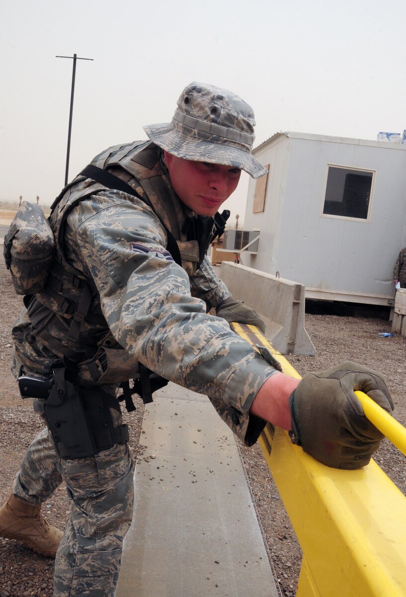 Airmen secure Air Force's busiest aerial port of debarkation > U.S. Air
