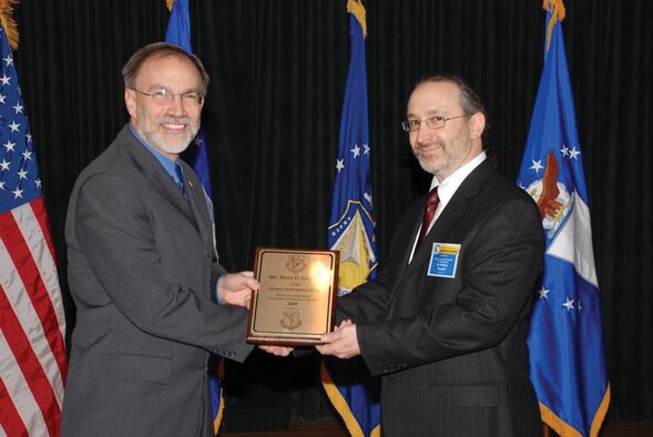 Mr. Thomas Wells (pictured left), director of the Air Force Research Laboratory 711th Human Performance Wing, presents the 2009 Harry G. Armstrong Scientific Excellence Award to Mr. Brian Simpson, engineering research psychologist with the Human Effectiveness Directorate. (AFRL image)