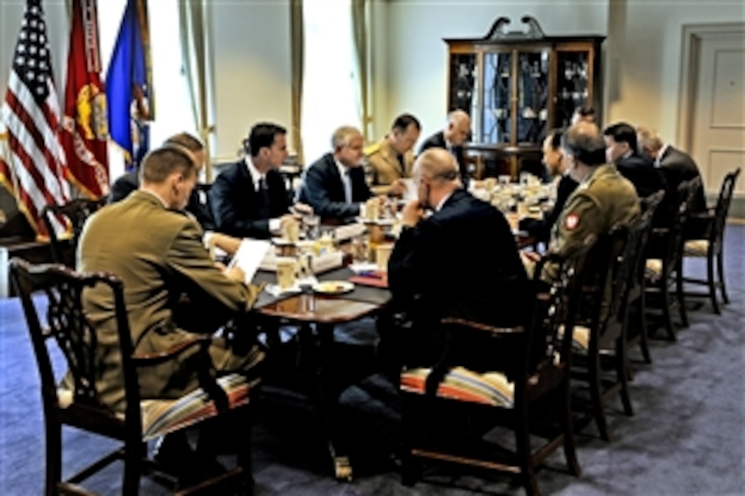 U.S. Defense Secretary Robert M. Gates, center left side, hosts a meeting to discuss bilateral security issues with a Polish delegation led by Foreign Affairs Minister Radoslaw Sikorski, center, right side, at the Pentagon, April 29, 2010.
