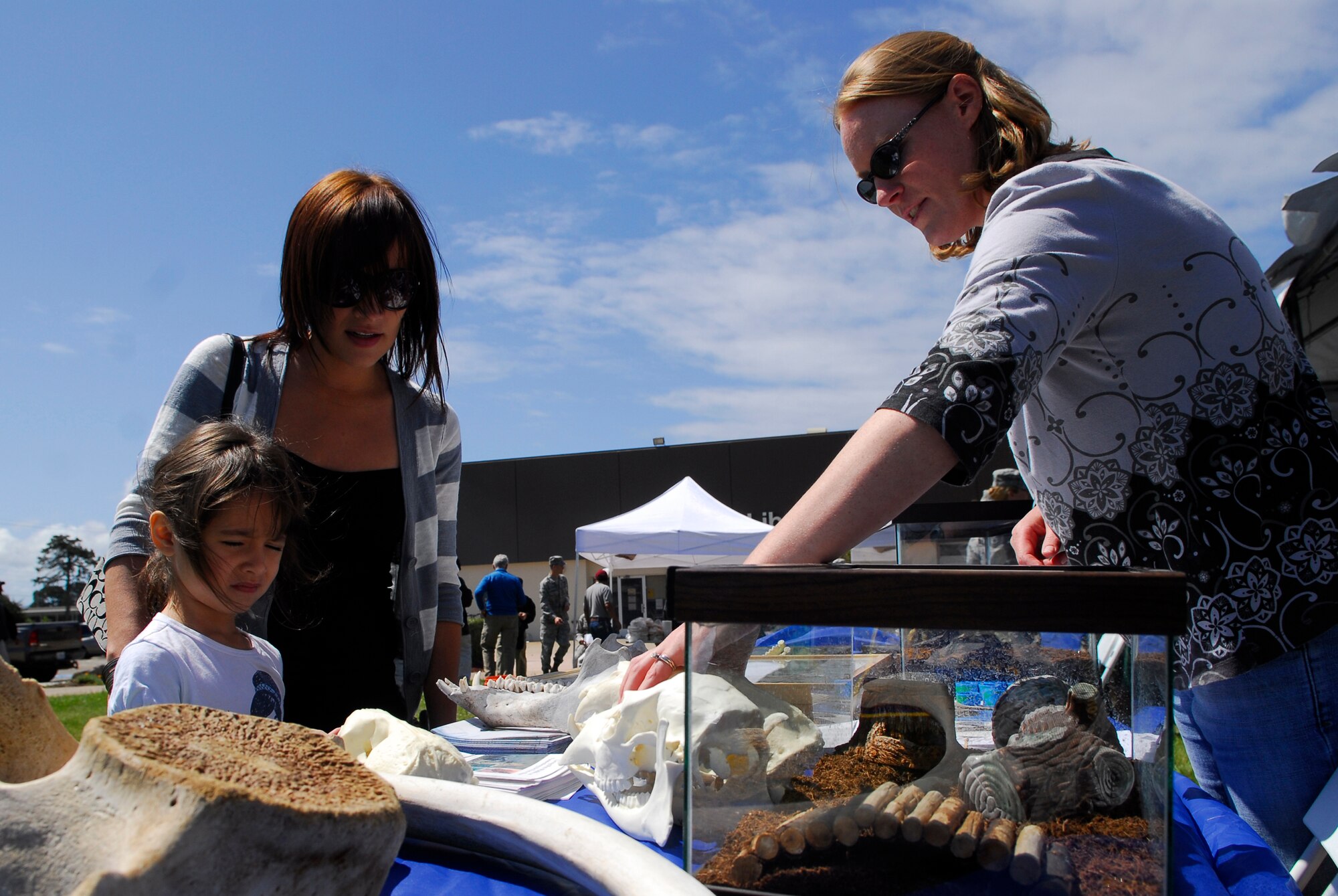 VANDENBERG AIR FORCE BASE, Calif. -- During Vandenberg's 10th Annual Earth Day event, Tracy Curry, a 30th Civil Engineer Squadron physical scientist, teaches Mary Marrero and her daughter Angela about the wildlife in front of the base library here Wednesday, April 29, 2010.  Vandenberg held its annual Earth Day event to promote a healthy environment in the local community.  (U.S. Air Force photo/Senior Airman Andrew Satran) 

 