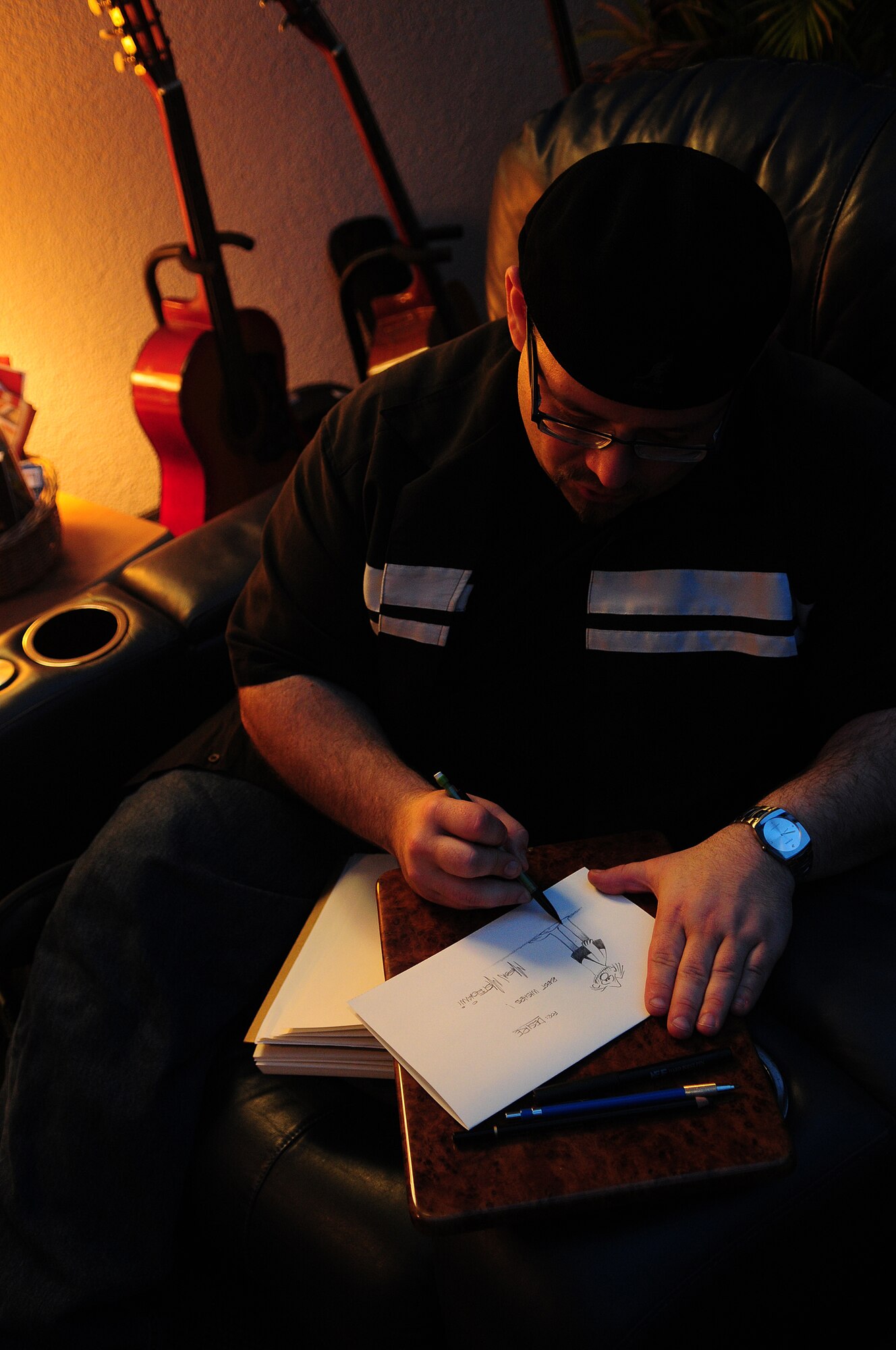 Cartoonist Mason Mastroianni draws his character named Peter during a moral tour at the United Services Organization in the Contingency Aeromedical Staging Facility, Ramstein Air Base, Germany, April 28, 2010. Several cartoonists took part in a two-day tour of the Kaiserslautern Military Community, visiting with wounded warriors, military members and their families. (U.S. Air Force photo by Airman 1st Class Desiree Esposito)