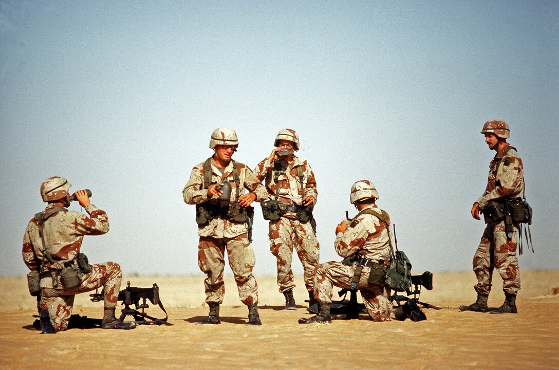 U.S. Army soldiers assigned to the 82nd Airborne Division's 1st Battalion, 505th Parachute Infantry Regiment, take a water break while conducting machine gun drills during Operation Desert Shield.