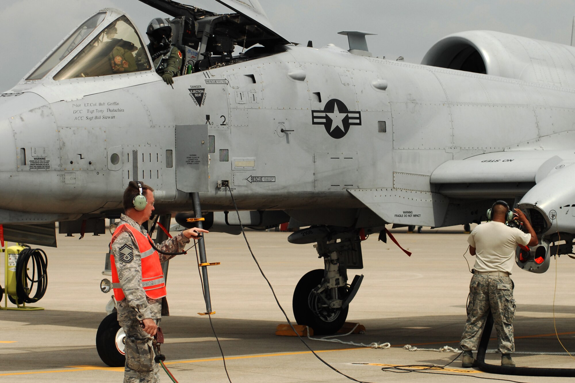 Two crew chiefs from the 127th Aircraft Maintenance Squadron work on a hot refuel of an A-10 Thunderbolt II, Aug. 4, 2010, at Selfridge Air National Guard Base, Mich. The hot refuel was the first to be performed at Selfridge on an A-10. The 127th Wing at Selfridge began flying the A-10s in early 2009. The crew chief in the safety vest, left, is holding a dead man switch, which can quickly stop the flow of jet fuel to the aircraft in an emergency. (U.S. Air Force photo by TSgt. Dan Heaton) (RELEASED)