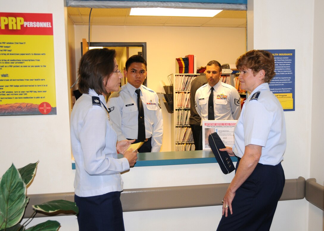During her visit to Kirtland Air Force Base, Lt. Gen. Janet
Wolfenbarger, Air Force Materiel Command vice commander, listens to a
briefing by Lt. Col. Lidia Ilcus, 377th Medical Operations Squadron
commander, about the status of the Personnel Readiness Program, with Airman
1st Class Victor Goularte (center left) and Tech. Sgt. Jacob Tarin standing
by. (U.S. Air Force photo/Dennis Carlson)