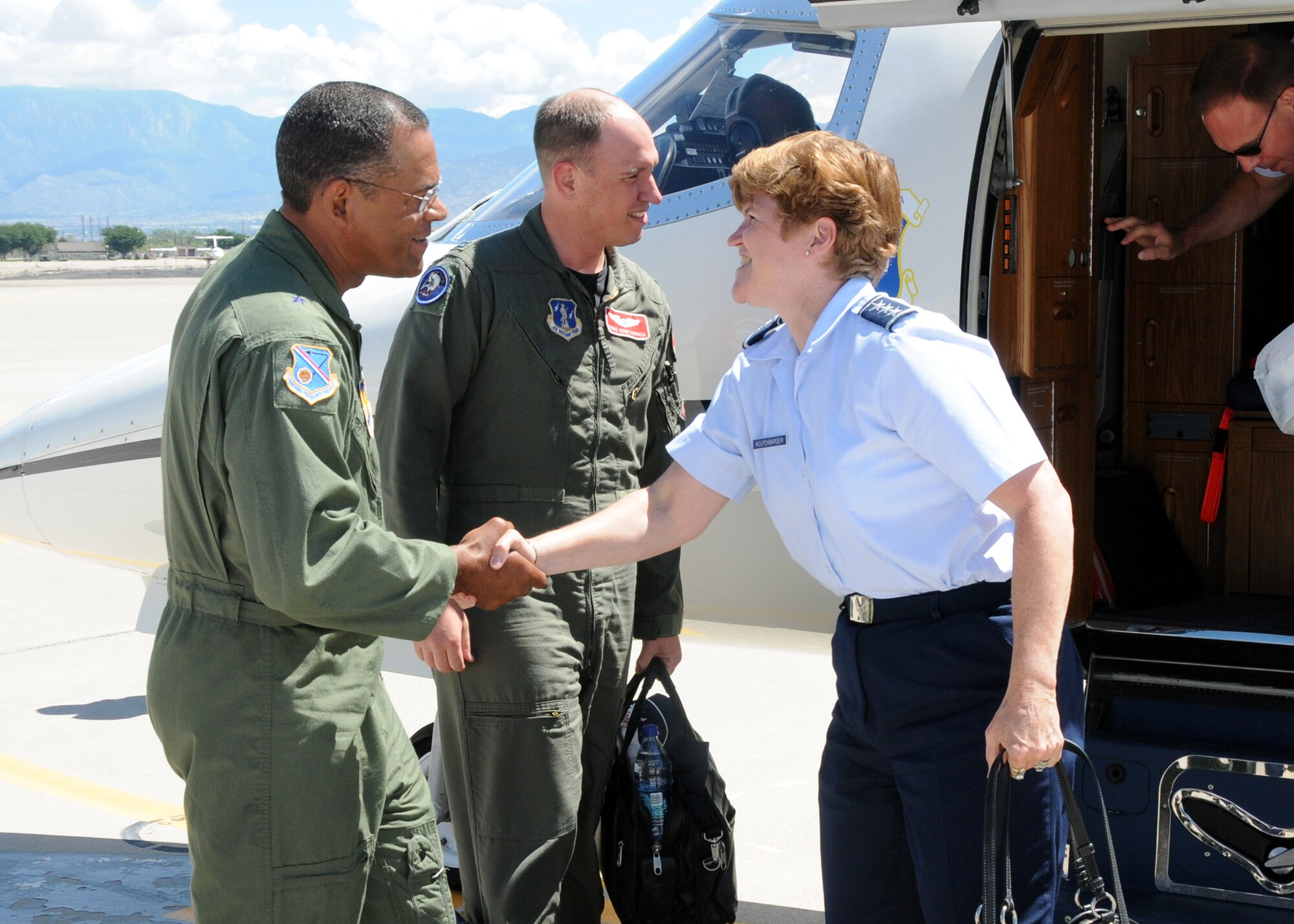 Air Force Materiel Command Vice Commander Lt. Gen. Janet Wolfenbarger
is greeted by Brig. Gen. Everett Thomas, Air Force Nuclear Warfare Center
commander, upon her arrival at Kirtland Air Force Base
Monday. During her two-day stop, General Wolfenbarger visited various units
on base. (U.S. Air Force photo/Dennis Carlson)