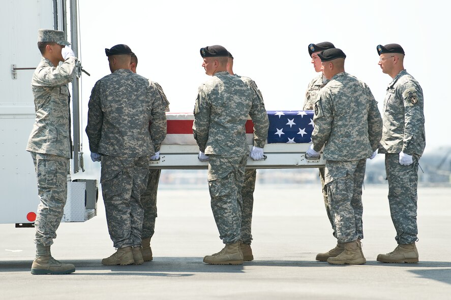 A U.S. Army carry team transfers the remains of Army 1st Lt. Michael L. Runyan, of Newark, Ohio, at Dover Air Force Base, Del., July 24. 1st. Lt. Runyan was assigned to 52nd Infantry, 2nd Stryker Brigade Combat Team, 25th Infantry Division, Schofield Barracks, Hawaii. (U.S. Air Force photo/Roland Balik)