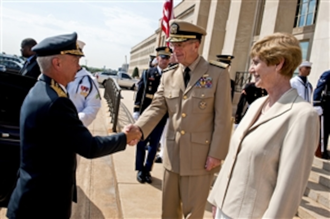 U.S. Navy Adm. Mike Mullen, chairman of the Joint Chiefs of Staff, and his wife, Deborah, welcome Gen. Sverker Goranson, supreme commander of the Swedish Armed Forces, to the Pentagon, Aug. 5, 2010.







