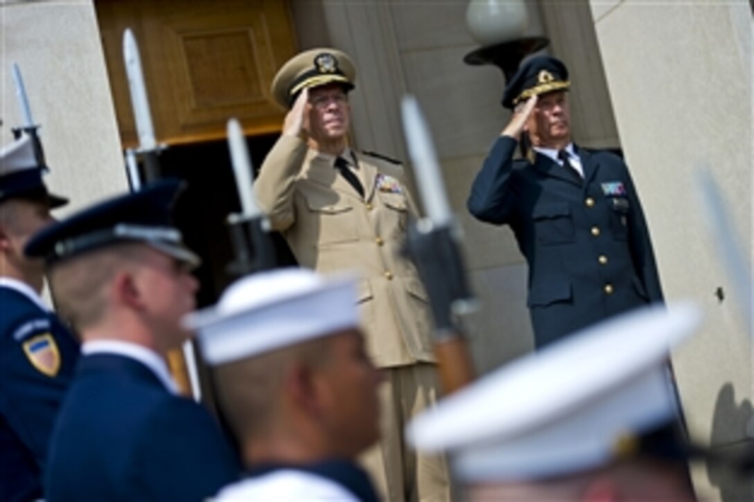 U.S. Navy Adm. Mike Mullen, chairman of the Joint Chiefs of Staff, welcomes Gen. Sverker Goranson, supreme commander of the Swedish Armed Forces, to the Pentagon, Aug. 5, 2010.







