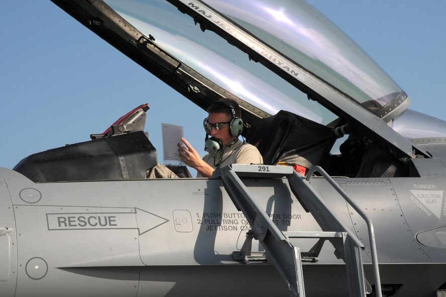 During Operation Grandstand, Tech. Sgt. Greg Castings conducts a weapons system functional check on an F-16C aircraft on the west ramp of the 132nd Fighter Wing in Des Moines, Iowa, on August 6, 2010.  Operational Readiness Exercise, Operation Grandstand, is being conducted in preparation for the Operational Readiness Inspection which will be in October.  (US Air Force photo/Staff Sgt. Linda E. Kephart)(Released)