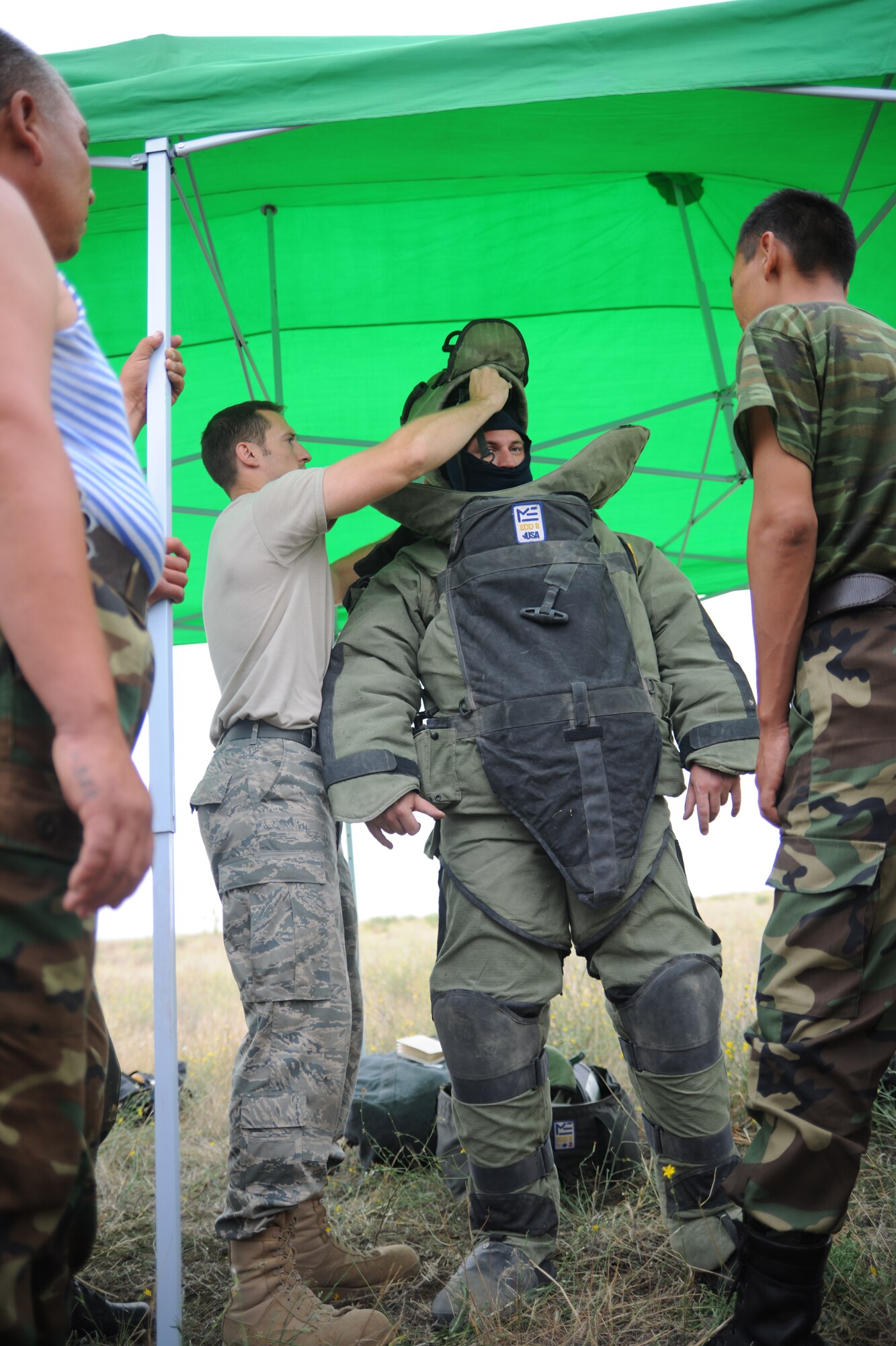 100805-F-4338B-046.jpg ? TRANSIT CENTER AT MANAS, Kyrgyzstan ? Staff Sgt. James Bennett helps Tech. Sgt. Nicholas Schulte get into a bomb suit Aug. 5. This bomb suit was one of four given to the Kyrgyz Army at the Aug. 6 graduation ceremony on behalf of the U.S. Air Force. (U.S. Air Force Photo/Staff Sgt. Nathan Bevier)