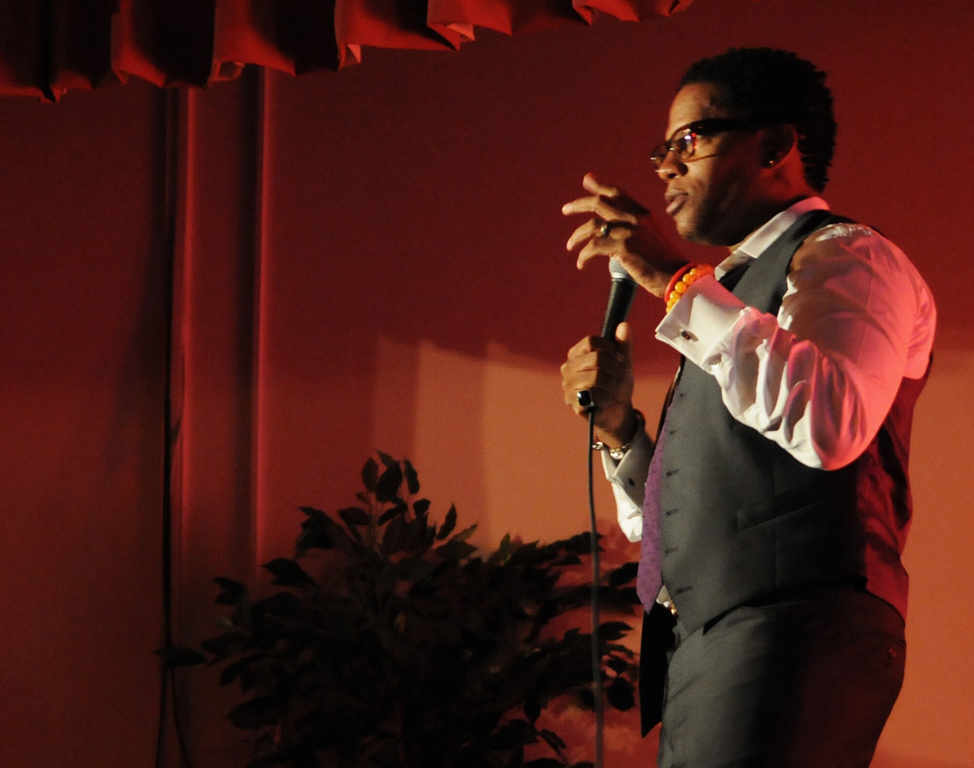 RAF MILENHALL, England -- Top-level comedian D.L. Hughley performs an Armed Forces Entertainment show here Aug. 4 at the Galaxy Club. His performance came after up and coming comedian Bryan Ricci opened the show that attracted more than 400 comedy fans. The performance is touring to military installations throughout Europe. (U.S. Air Force photo/Staff Sgt. Thomas Trower)