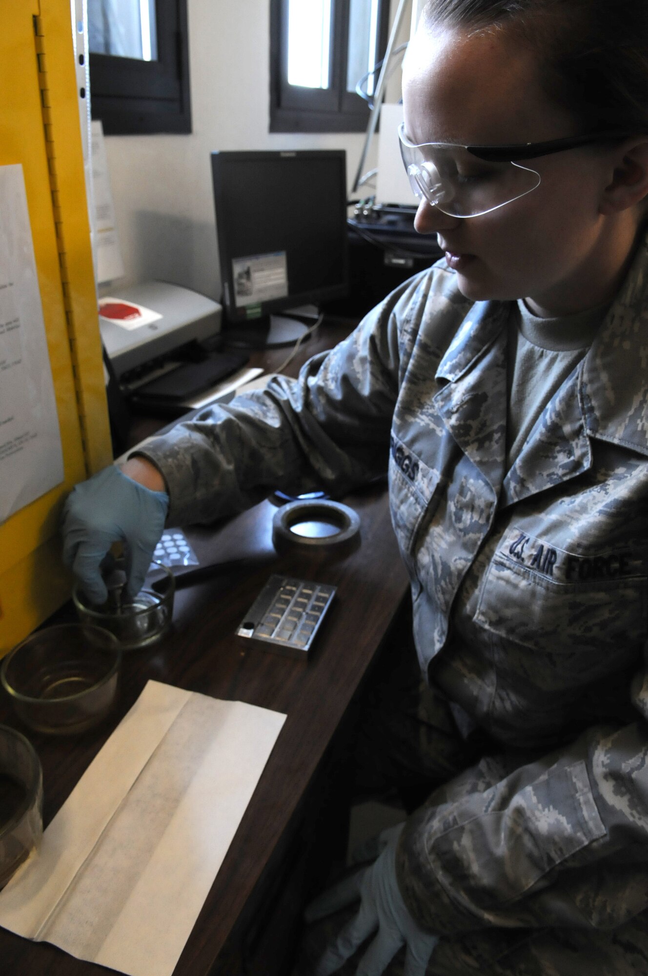 Senior Airmen Tonya Griggs, 31st Maintenance Squadron, Non Destructive Inspection technician, prepares a magnetic strip in the magnetic chip detector, Aug. 11. The MCD tests the strip for wear and debris in the chip that are beyond normal levels. (U.S. Air Force photo/ Staff Sgt. Nadine Y. Barclay)