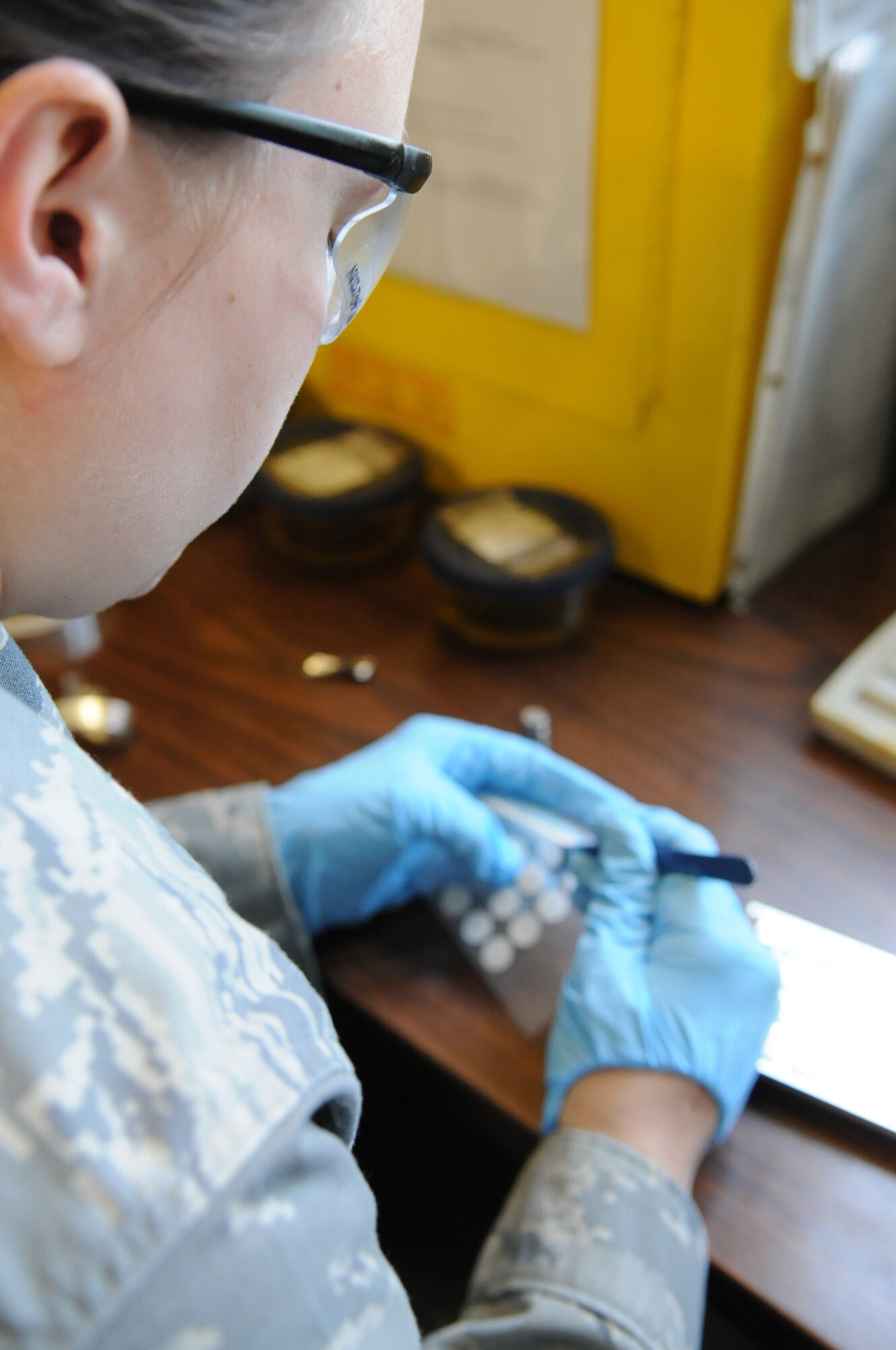 Senior Airmen Tonya Griggs, 31st Maintenance Squadron, Non Destructive Inspection technician, prepares a magnetic strip in the magnetic chip detector, Aug. 11. The MCD tests the strip for wear and debris in the chip that are beyond normal levels. (U.S. Air Force photo/ Staff Sgt. Nadine Y. Barclay)