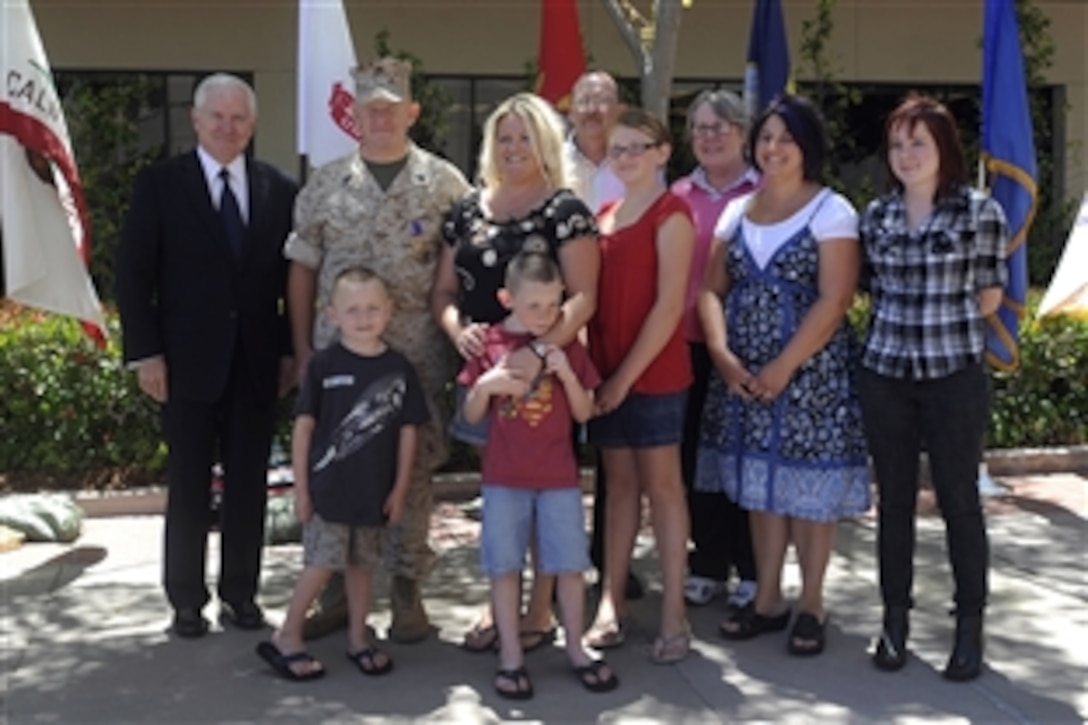 U.S. Defense Secretary Robert M. Gates takes a group photo with Purple Heart recipient Marine Gunnery Sgt. David Rohde and his family at Balboa Naval Hospital in San Diego, Aug. 12, 2010.  