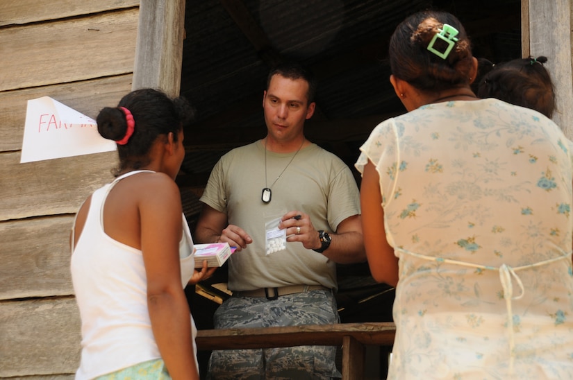 PIMIENTA, Honduras --  Maj. Brian Sydnor, the pharmacist with the Medical Element at Soto Cano Air Base, Honduras, explains the proper use of medications to patients during the medical civic action program here Aug. 10. The pharmacy delivered 1,685 prescriptions throughout the four clinic days. (U.S. Air Force photo/Tech. Sgt. Benjamin Rojek)