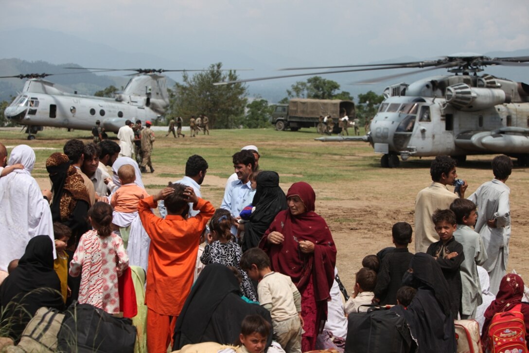 Pakistani soldiers load supplies onto Marine Super Stallion (CH-53E) helicopters attached to the HM-165 (REIN), 15th MEU during humanitarian relief efforts in the Khyber-Pakhtunkhwa province, Pakistan (formerly known as the Northwest Frontier povince, Pakistan).