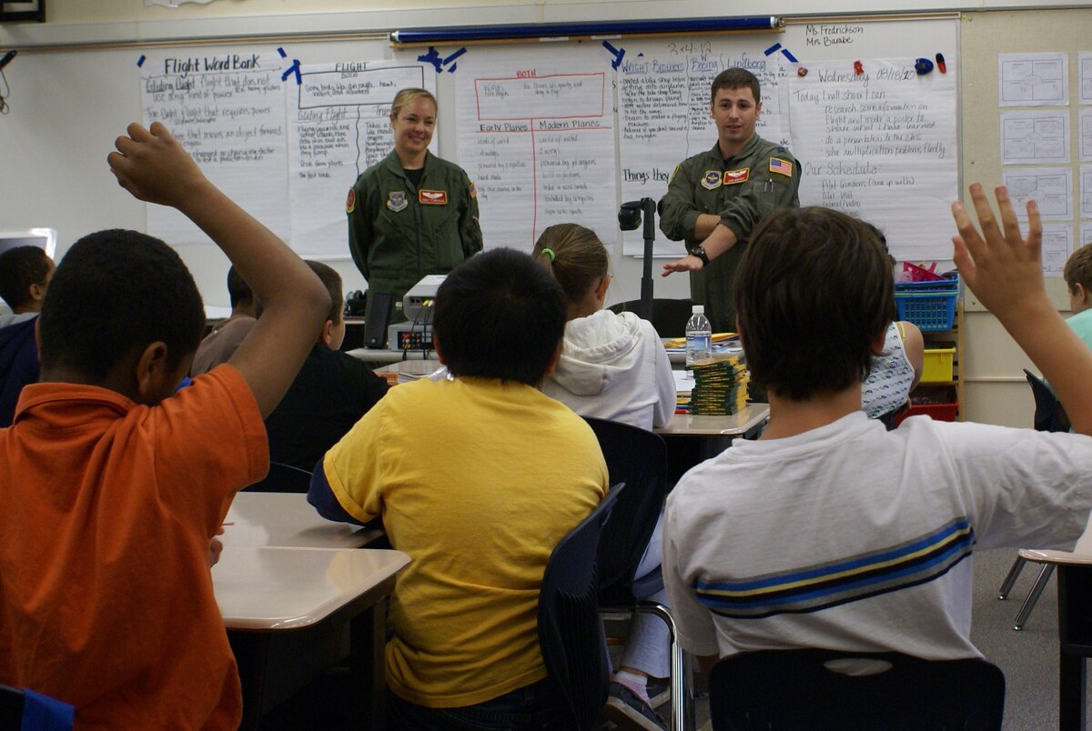 McChord Field pilots visit elementary schools > Team McChord
