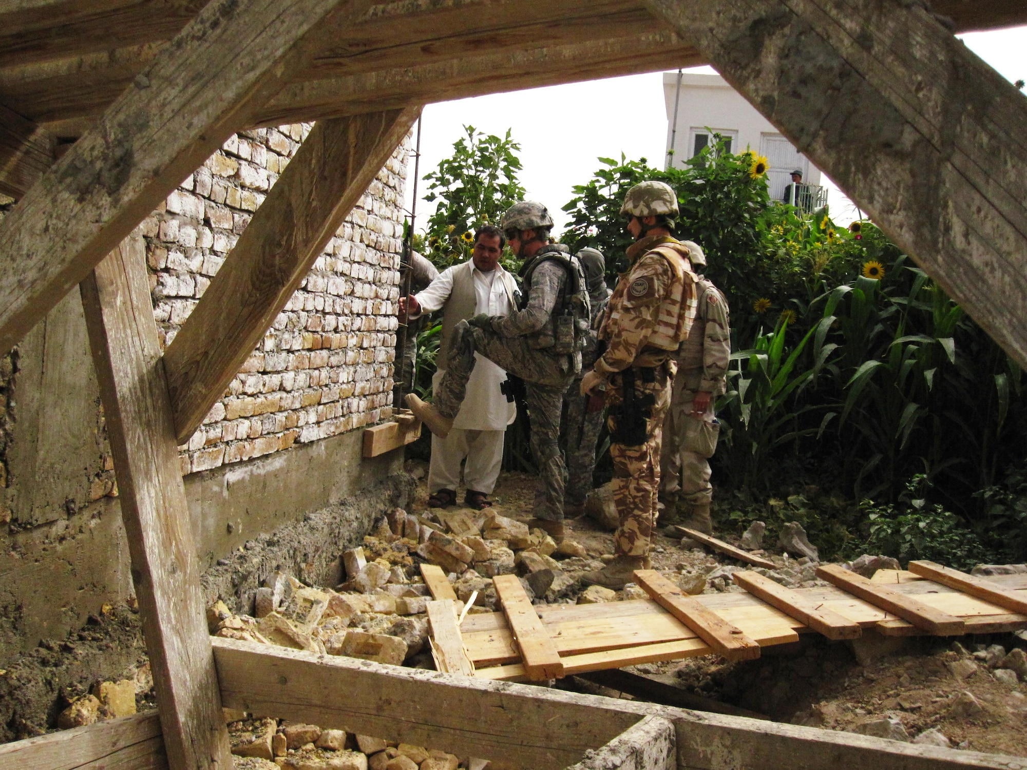 QALAT CITY, Afghanistan - First Lt. Keith Yelk, Provincial Reconstruction Team Zabul engineer and Sun Prairie, Wis. native, speaks with a contractor about construction at the Zabul Provincial Hospital in Qalat City, Aug. 17. PRT Zabul assists with the development and engineering of various reconstruction projects throughout the province. (U.S. Air Force photo/First Lt. Georganne Hassell/Released)