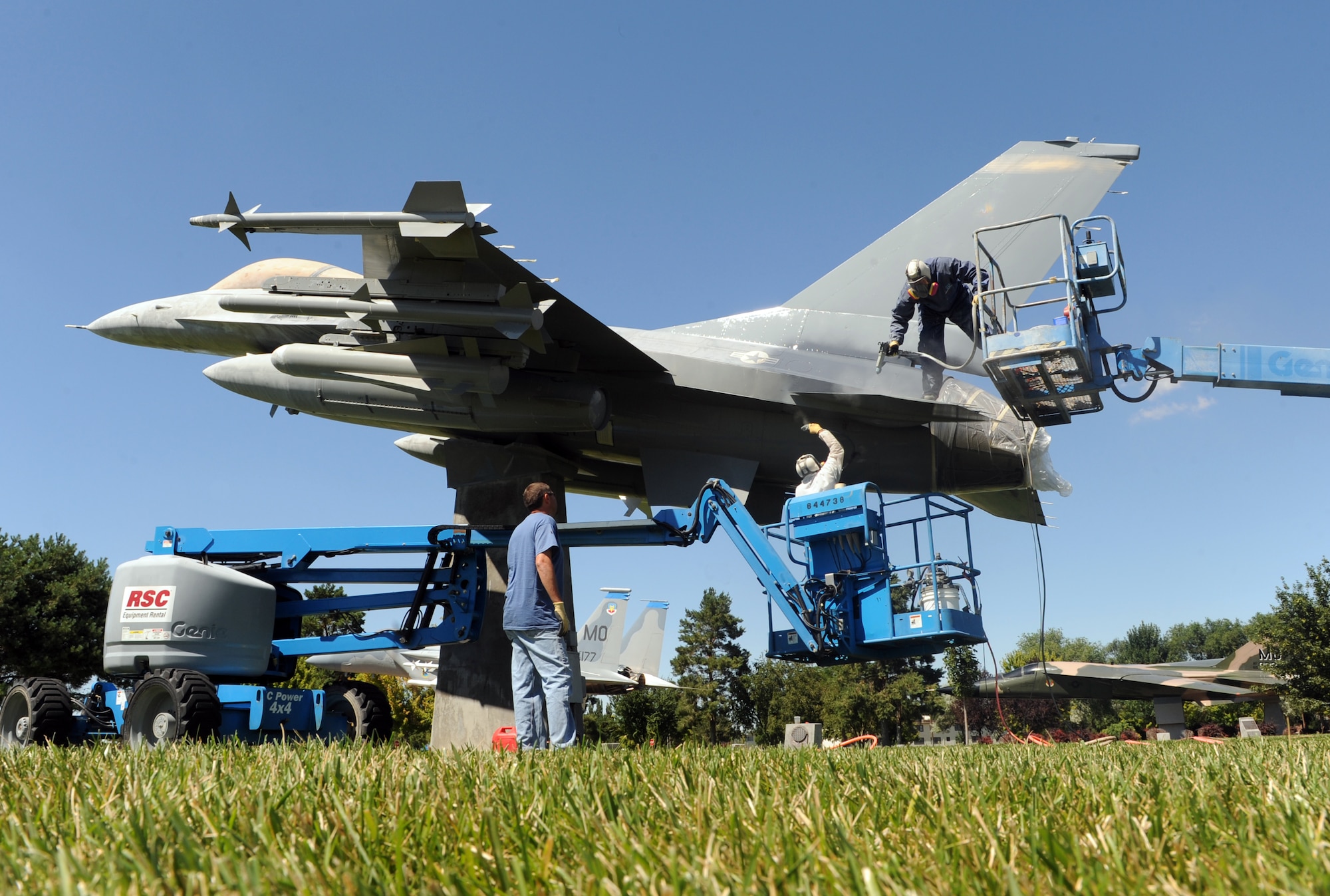 MOUNTAIN HOME AIR FORCE BASE, Idaho – A painting crew from Griffin Georgia paints a static F-16 in Holt Park Aug 12. The static displays are under a five-year-painting contract.  This year, the F-16 Fighting Falcon, F-100 Super Sabre and F-86 Sabre are being repainted. (U.S. Air Force photo by Airman 1st Class Debbie Lockhart)