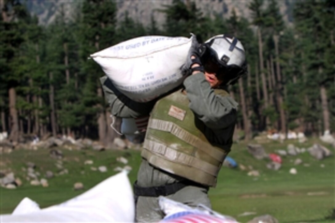 U.S. Navy sailors help Pakistani soldiers load relief supplies onto a Navy MH-53E Sea Dragon helicopter during humanitarian relief efforts in the Khyber-Pakhtunkhwa province, Pakistan, Aug 21, 2010. The sailors are assigned to the HM-15 Detachment 2, Helicopter Mine Countermeasures Squadron 15.