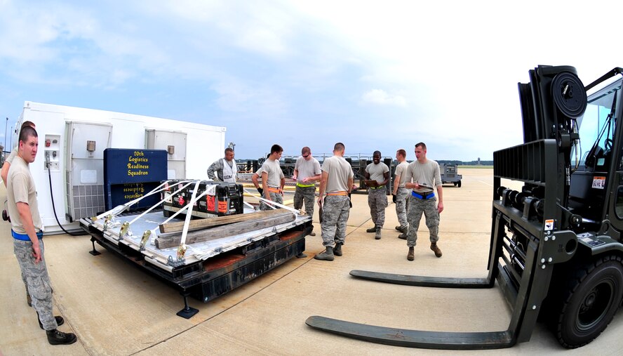 100825-F-8430J-003SHAW AIR FORCE BASE, S.C. - Members of the 20th Logistics Readiness Squadron cargo deployment function in-check, assist in weighing cargo Aug. 25, 2010. Members of the 20th Fighter Wing prepare for Phase I Exercise Sea Lion 10-07 by practicing how to inspect and organize cargo for deployments. Shaw performs routine exercises throughout the year to ensure Airmen and NCOs are ready for deployment or attacks. (U.S. Air Force photo/Airman 1st Class Amber E. N. Jacobs (Released))