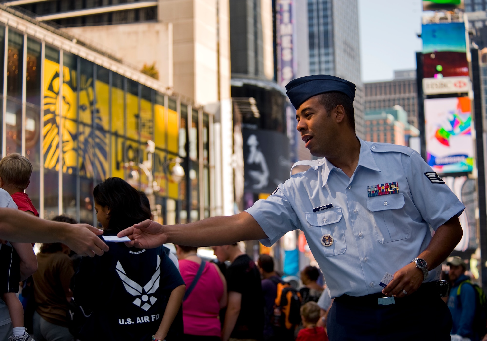 Airmen, aircraft showcased in Times Square > Air Force > Article