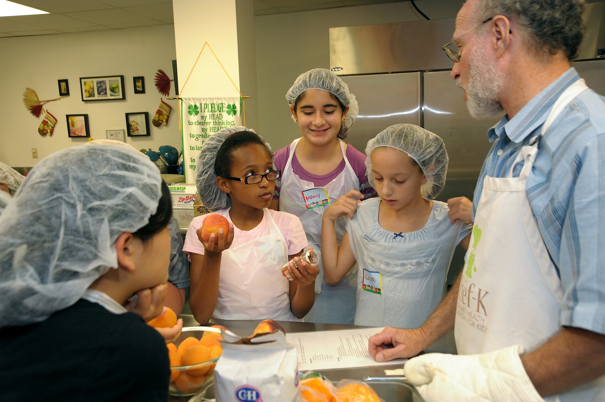 Aaron Reaven from “Chef-K” teaches 4-H culinary campers about proper food preparation. (Photo by Joe Juarez)