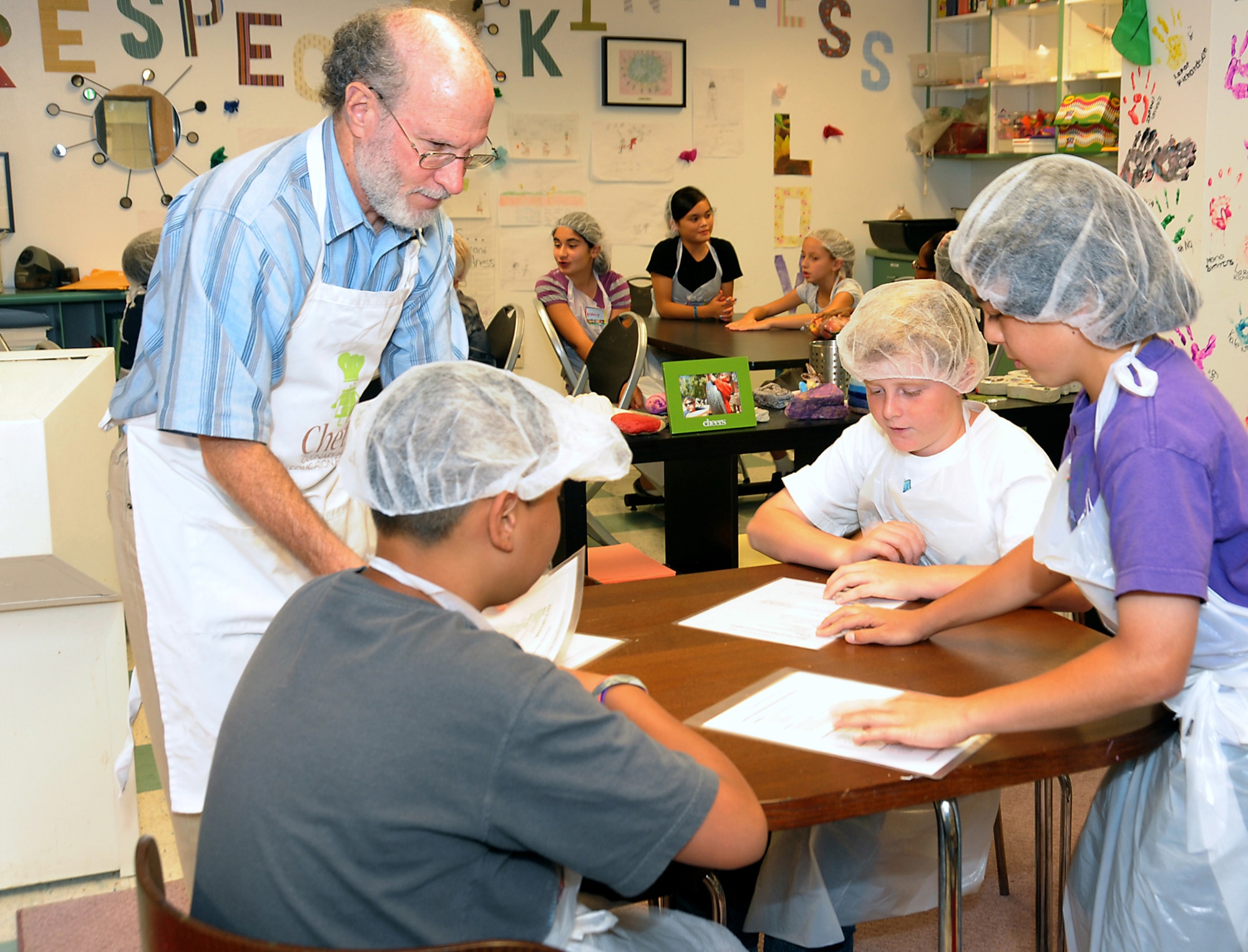 Aaron Reaven from “Chef-K “helps 4-H participants plan a meal during the recent culinary camp. The kids learned about food preparation and kitchen safety. (Photo by Joe Juarez)