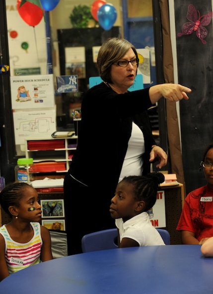 MOODY AIR FORCE BASE, Ga. -- Karen Petty, Texas University department of family services, leads the Family Resiliency Training Workshop held here Aug. 27. The workshop was a two-day, three-part workshop that taught family, community leaders and youth members how to cope with the stresses that come with military lifestyle. (U.S. Air Force photo/ Airman 1st Class Benjamin Wiseman)
