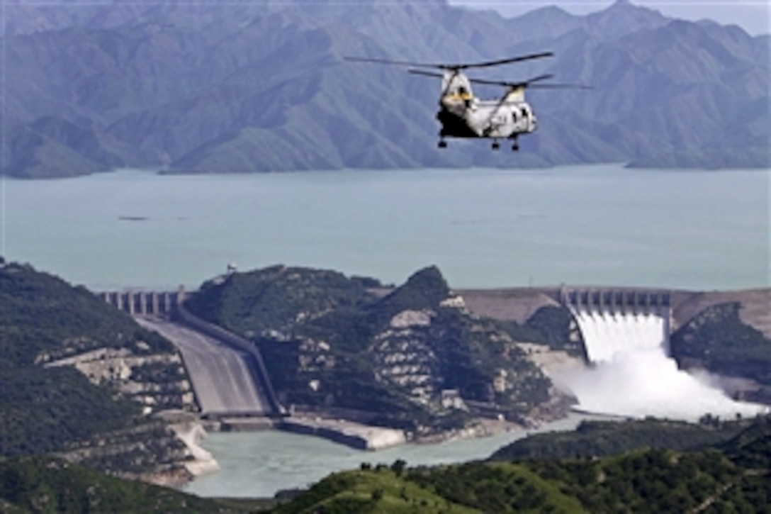 A U.S. Marine Corps CH-46 Sea Knight helicopter flies over the Tarbela Dam en route to Kohistan, Pakistan, during humanitarian relief efforts in Khyber-Pakhtunkhwa province, Pakistan, Aug. 27, 2010. The CH-46 crew is assigned to HM-165, 15th Marine Expeditionary Unit.
