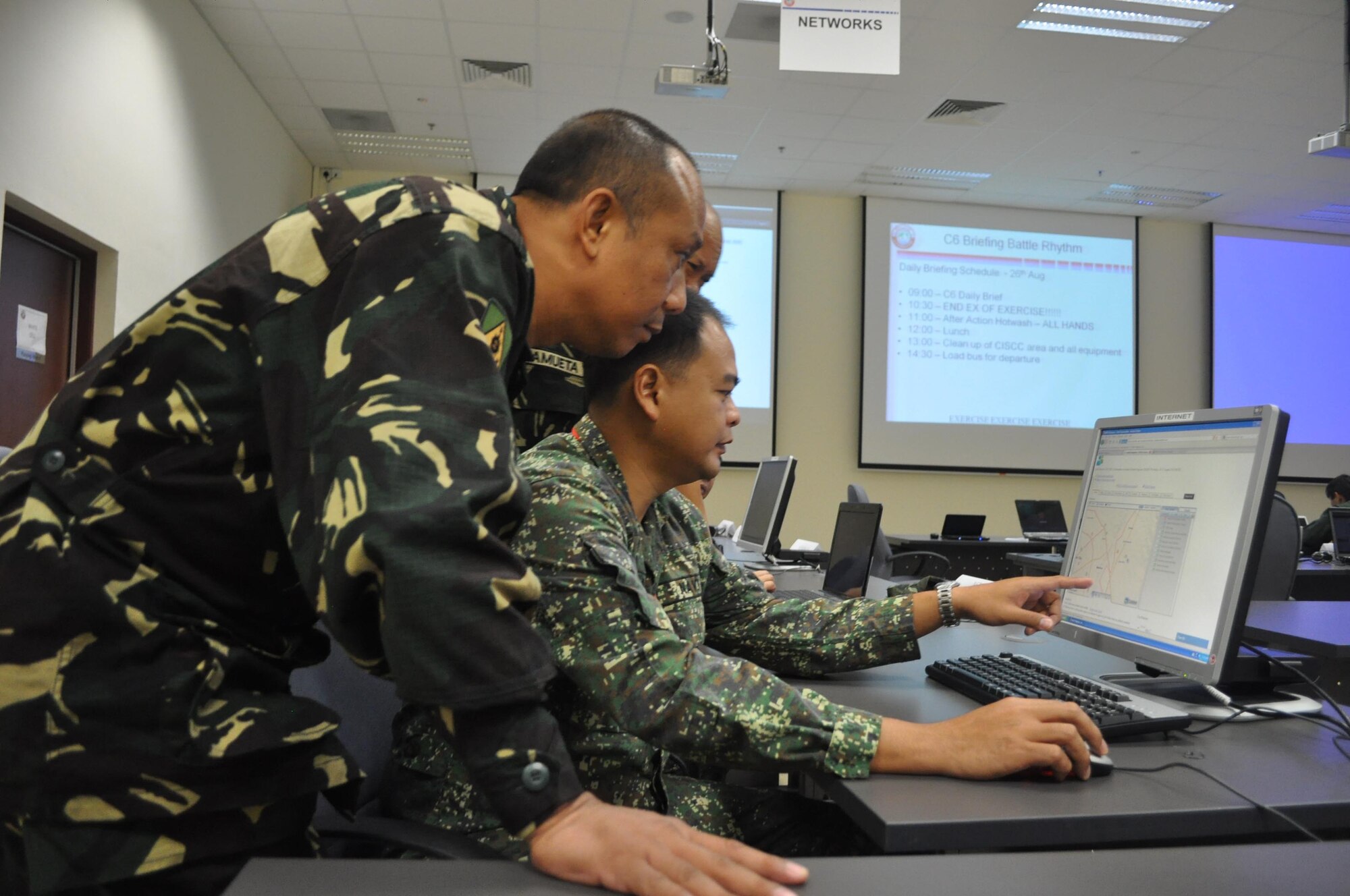 CHANGI VILLAGE, Singapore (Aug. 26, 2010) Armed Forces of the Philippines Navy Lt. Cmdr. Marcus Jason Bartolome briefs members of his team on disaster communication plans during Pacific Endeavor workshop. Pacific Endeavor is a humanitarian communication workshop involving 16 Asia-Pacific nations, non-governmental organizations and private industry to enhance emergency response, collaboration and information-sharing during natural disasters. (U.S. Navy photo by Lt. Theresa Donnelly/released)

