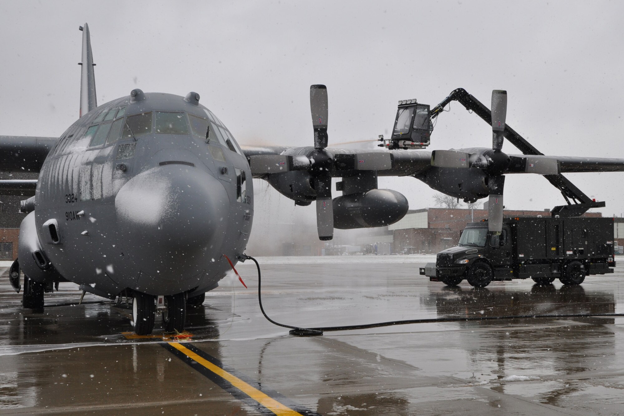 YOUNGSTOWN AIR RESERVE STATION, Ohio -- Members of the U.S. Air Force Reserve's 910th Aircraft Maintenance Squadron operate a vehicle known as a "Huffer" to deice a C-130H Hercules tactical cargo transport aircraft on the flightline here, December 1. As winter weather moves into the Northeast Ohio region, the Citizen Airmen of the 910th AMX Squadron perform cold weather maintenace operations including deicing to keep the 910th Airlift Wing's aircraft operational ready throughout the winter season. U.S. Air Force photo by Master Sgt. Bob Barko Jr.   