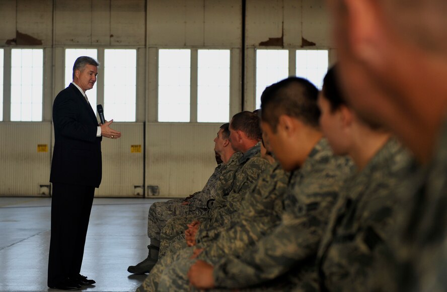 MOODY AIR FORCE BASE, Ga. --
Retired Chief Master Sgt. of the Air Force Gerald Murray gives a speech to members of Moody during a chief’s call Dec. 2. After the speech, Chief Murray answered questions from the crowd pertaining to changes or concerns they may have about the Air Force. (U.S. Air Force photo/Airman 1st Class Nicholas Benroth)(RELEASED)
