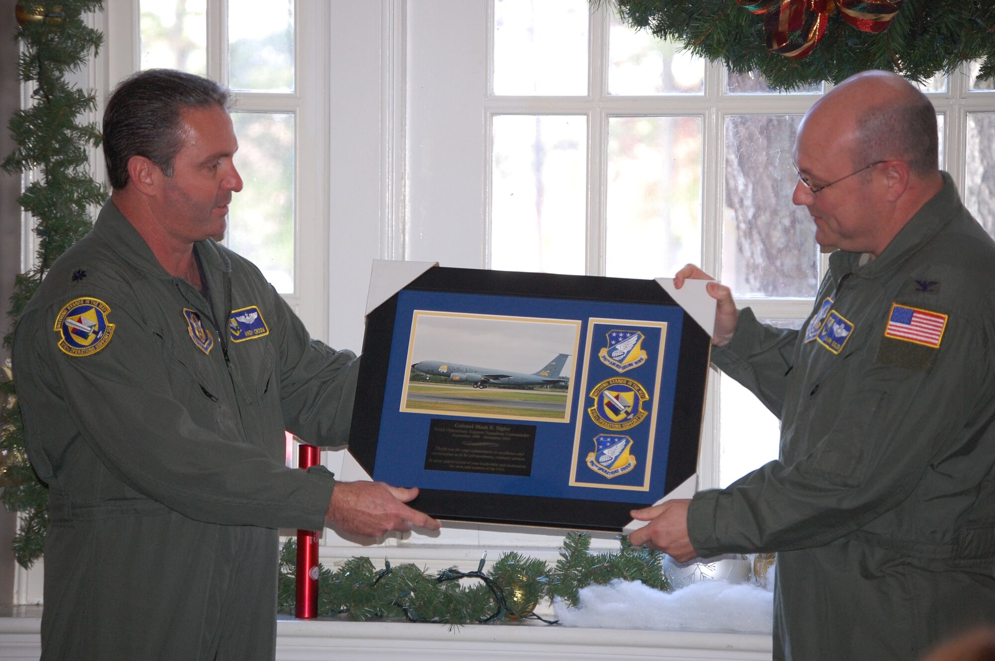 Lt. Col. Mark Sigler (right), former 916th Operations Support Squadron commander, receives a token of thanks from Lt. Col. Andy Croom, operations scheduling, upon his departure to March Air Reserve Base, Calif. (USAF photo by Maj. Shannon Mann, 916PA)