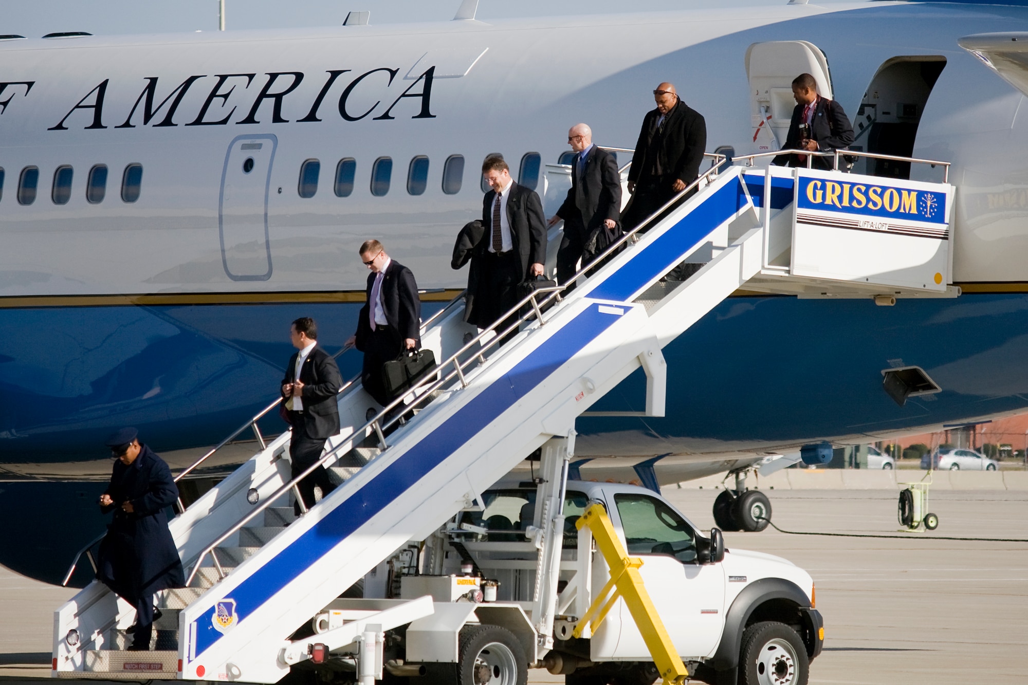 GRISSOM AIR RESERVE BASE, Ind. -- Individuals depart Air Force Two here Nov. 23. (U.S. Air Force photo/Tech. Sgt. Mark R. W. Orders-Woempner)