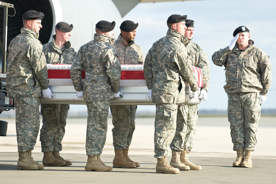 A U.S. Army carry team transfers the remains of Army Staff Sgt. Jason A. Reeves, of Odessa, Texas, at Dover Air Force Base, Del., Dec. 8, 2010.  Staff Sgt. Reeves was assigned to the 2nd Miltiary Intelligence Battalion, 66th Miltiary Intelligence Brigade, Hohenfels, Germany. (U.S. Air Force photo/Roland Balik)