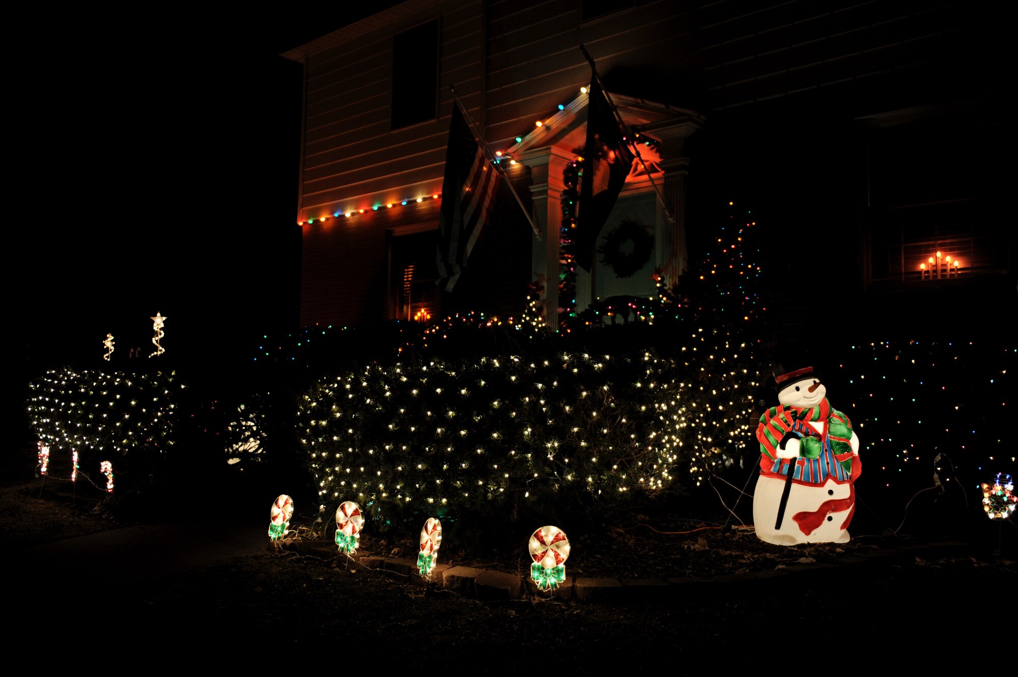 Members of team Scott decorated their homes in base housing in spirit of the holiday season. (U.S. Air Force photo by Staff Sgt. Brian J. Valencia)