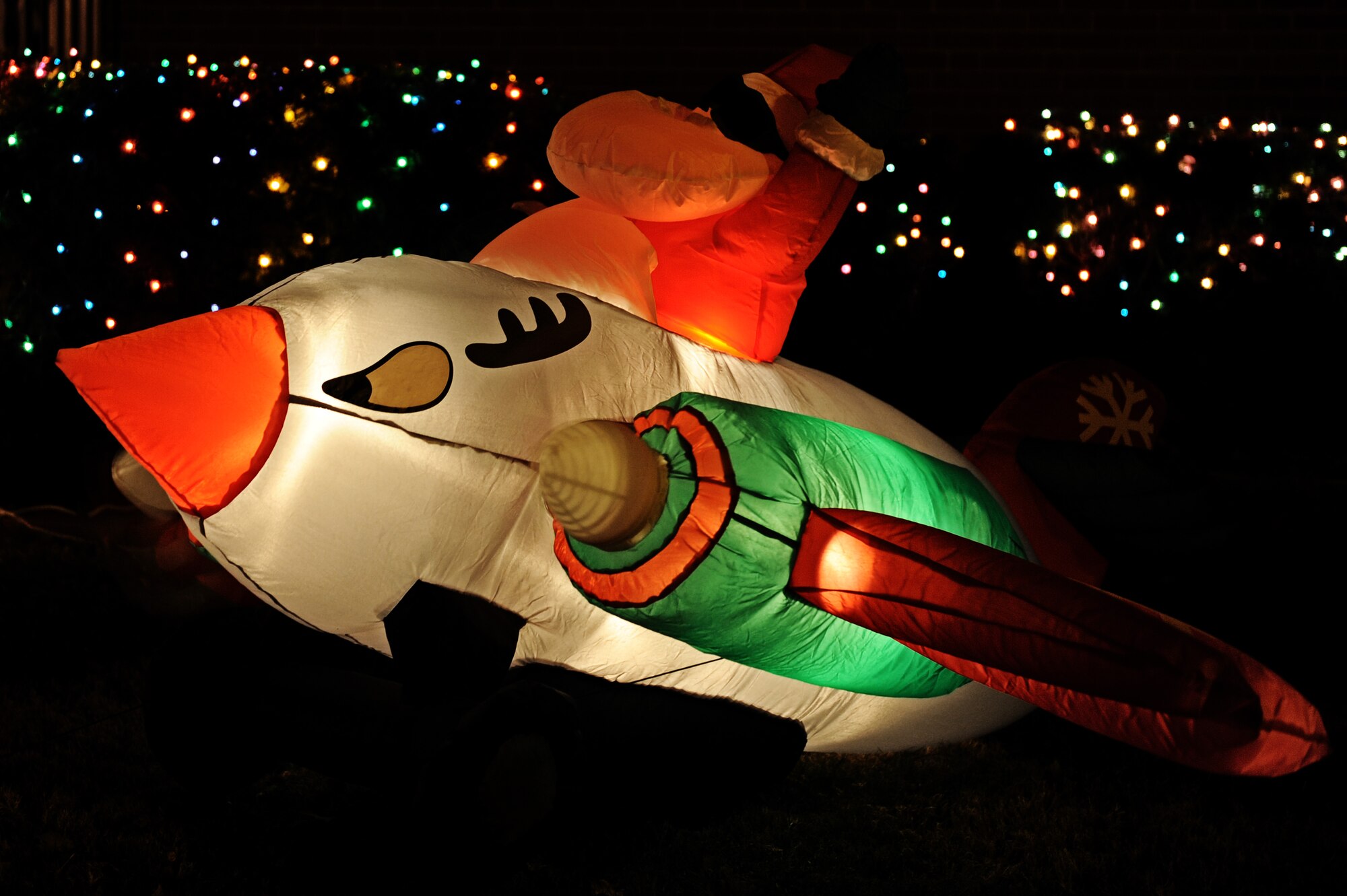 Members of team Scott decorated their homes in base housing in spirit of the holiday season. (U.S. Air Force photo by Staff Sgt. Brian J. Valencia)