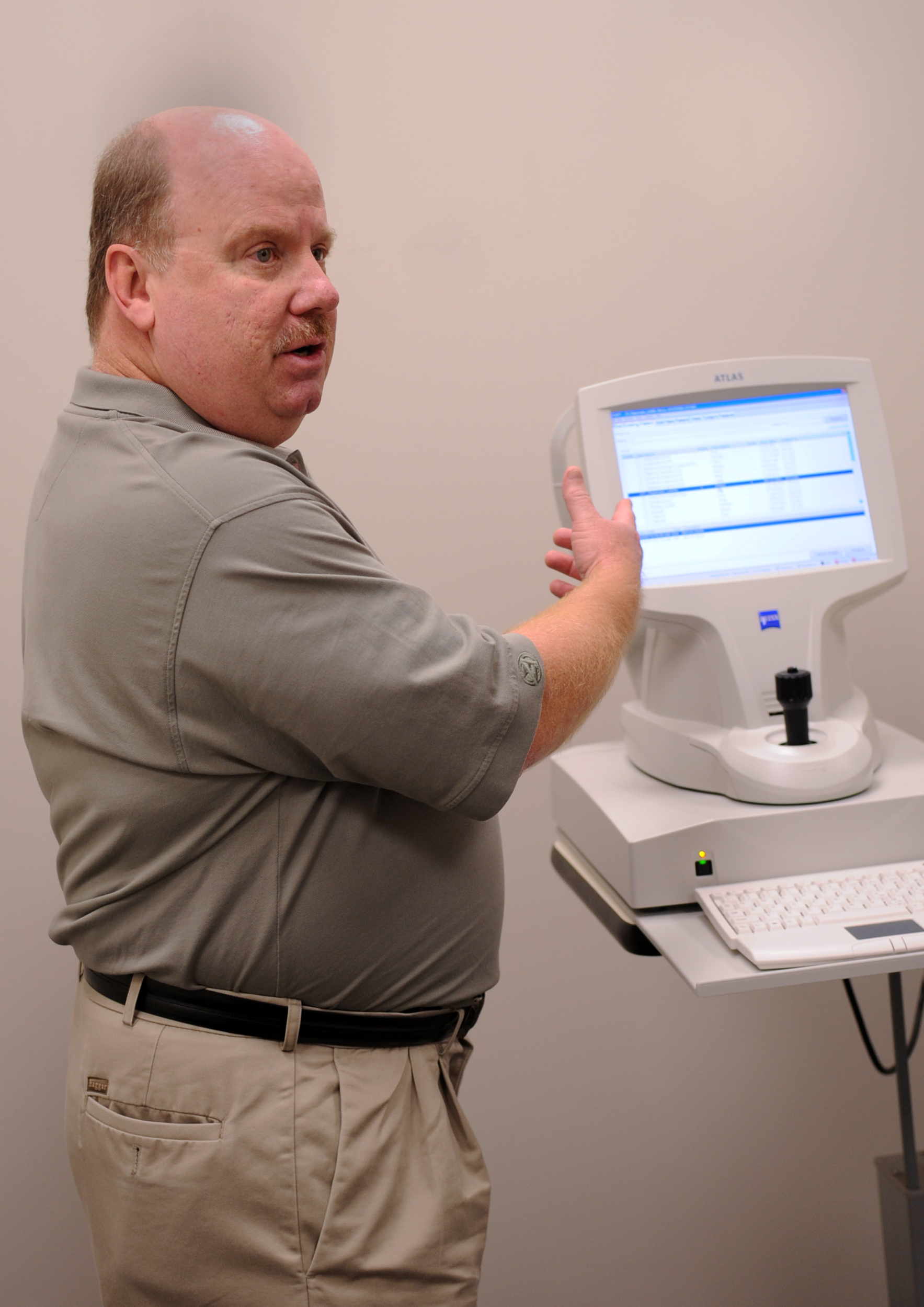 Optometry experts train with new 3D retina imaging equipment > Moody Air Force Base > Article