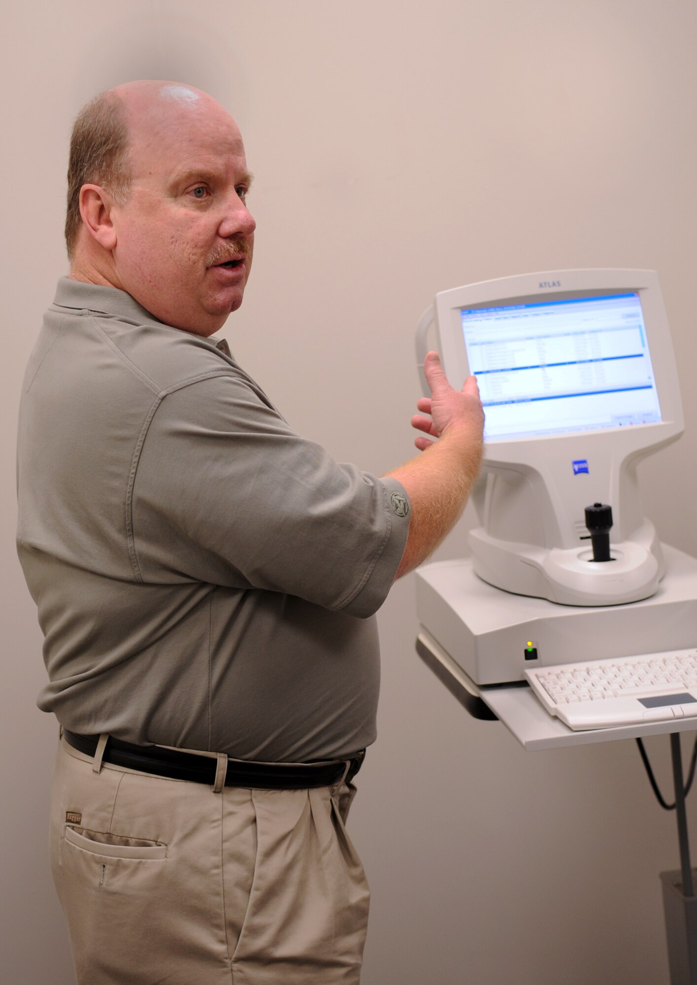 MOODY AIR FORCE BASE, Ga. -- Kevin Ott, representative from manufacturer Carl Zeiss Meditec Inc., gives step-by-step instructions on how to use the high-definition optical coherence tomography (HD-OCT) machine to members of the 23rd Aerospace Medical Squadron optometry flight during a training session Dec. 10. During the training course, 23rd AMDS personnel were able to ask questions and receive hands-on training. (U.S. Air Force Photo/Airman 1st Class Douglas Ellis)(RELEASED)