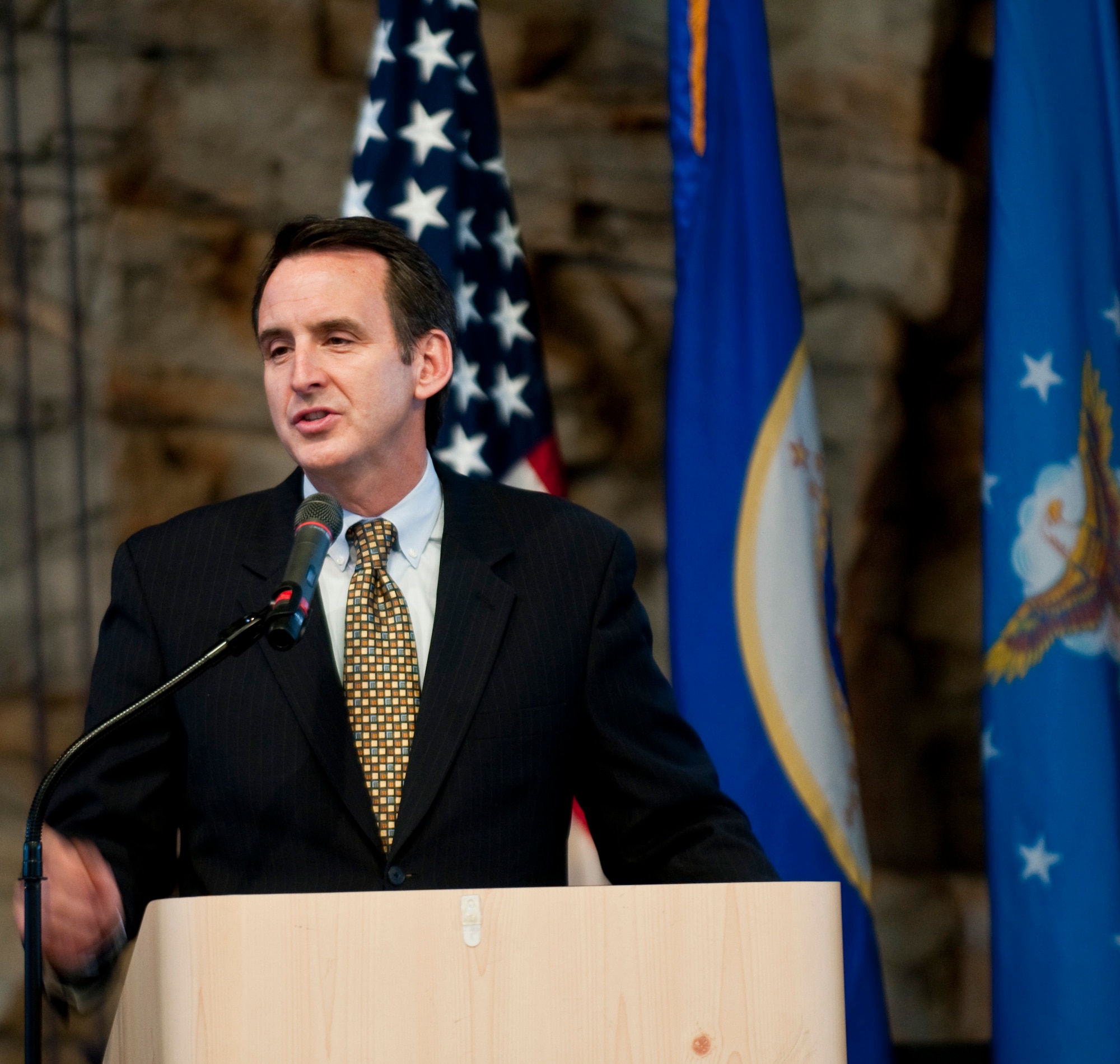 The Governor of Minnesota Tim Pawlenty thanks and praises Airmen during the 133rd Airlift Wing Recognition Ceremony in St. Paul, Minn. Dec. 11, 2010.
USAF photo by Tech. Sgt. Erik Gudmundson