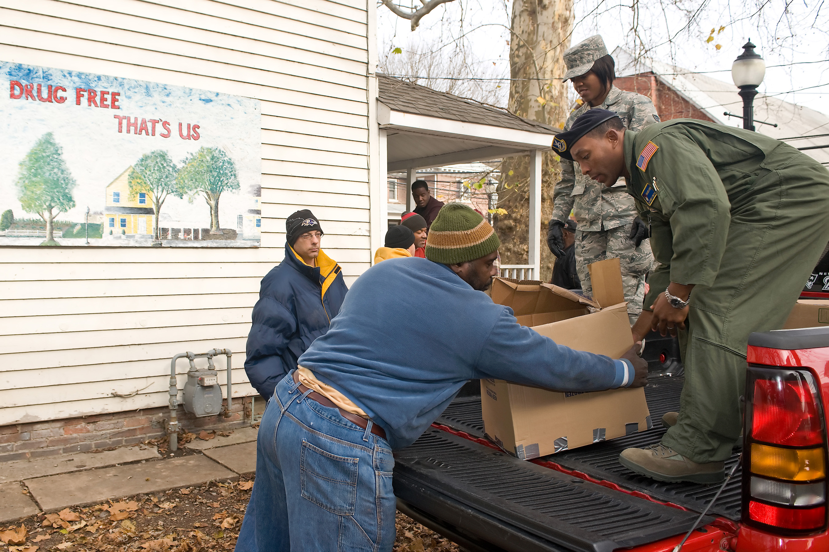 Airmen help homeless shelter > Dover Air Force Base > Article Display