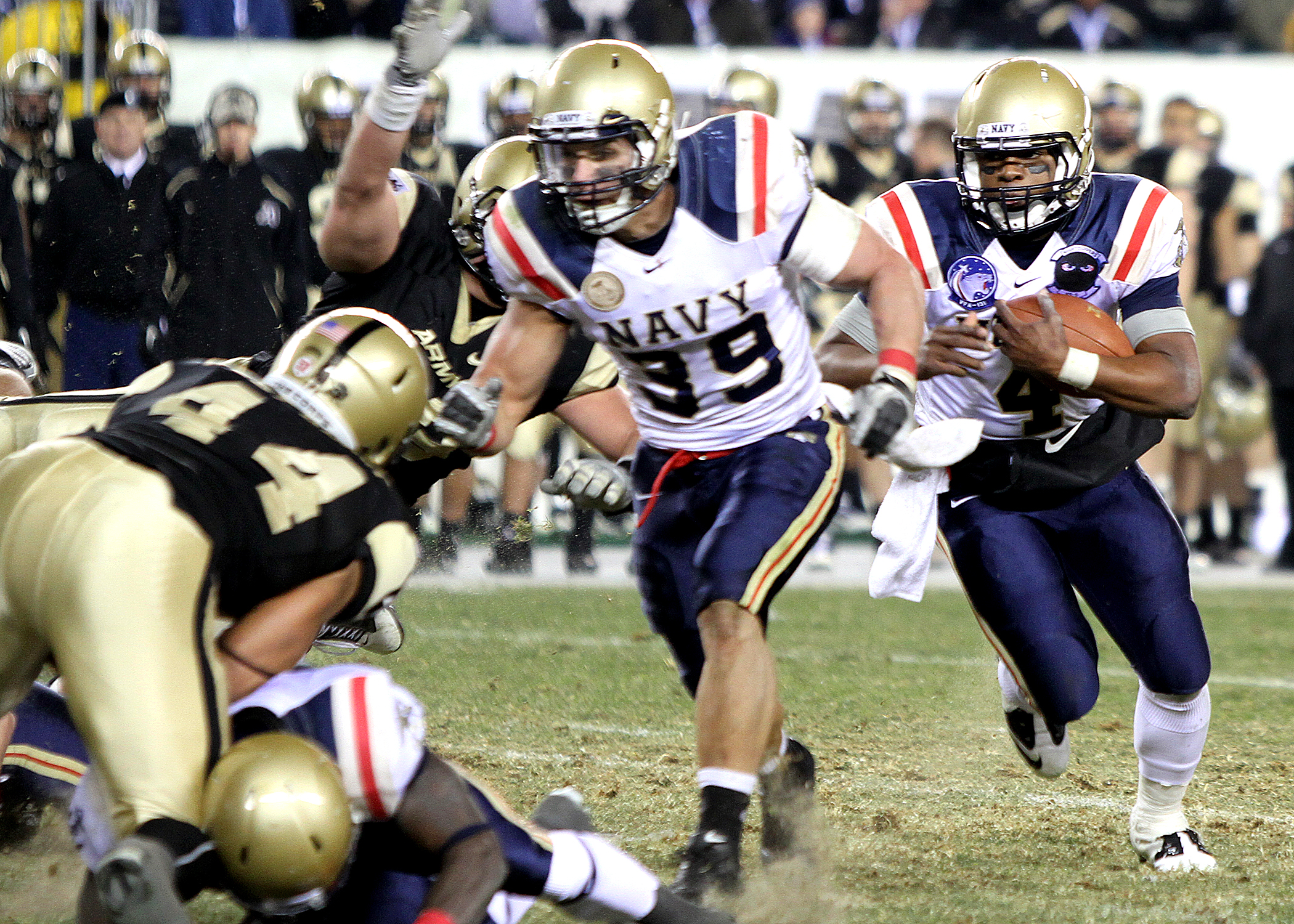 U S Naval Academy Quarterback Ricky Dobbs Runs The Ball