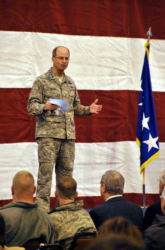 OFFUTT AIR FORCE BASE, Neb. - Gen. Kevin P. Chilton, U.S. Strategic Command commander, talks with personnel on the command&#039;s successes during an All Hands Call Dec. 14 at the Bennie Davis Maintenance Facility. General Chilton highlighted significant events during his tenure as commander while lauding STRATCOM&#039;s men and women for their role in meeting the demands of the command&#039;s continuously evolving missions.