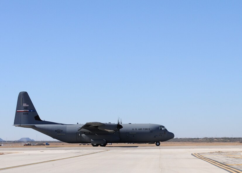DYESS AIR FORCE BASE, Texas -- Lt. Gen. Vern M. Findley II, Vice Commander, Air Mobility Command vice commander, taxis a C-130J here Dec. 8. The aircraft is the fourth of 28 new aircraft to be delivered by 2013, replacing the current aging fleet of C-130H models. The new aircraft brings many improvements over the C-130H model including avionics and an enhanced cargo handling system.(U.S. Air Force Photo/Senior Airman Jenifer H. Calhoun)