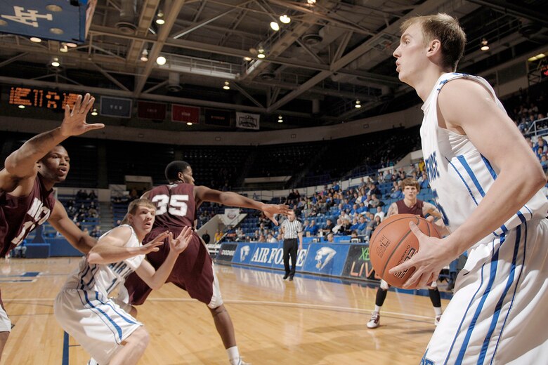 Photo Essay Falcons Men S Basketball Team Defeats The Eagles